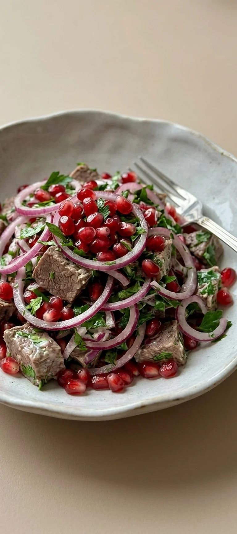 Салат с говядиной, гранатом и маринованным луком — рецепт с фото